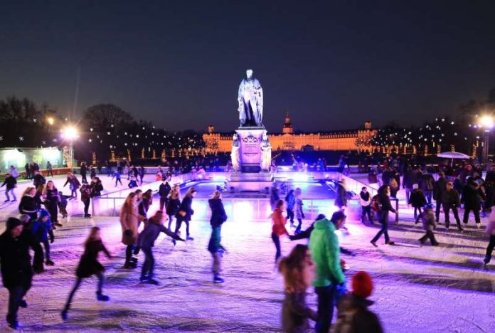 Eiszeit vor dem Schloss Karlsruhe (Quelle: Stadtmarketing Karlsruhe GmbH – Foto: ARTIS)