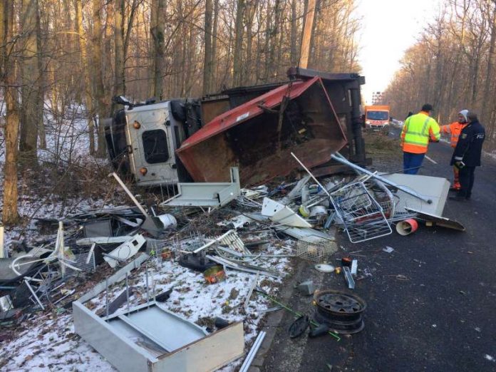 Der LKW blieb an einem Baum hängen und kippte um (Foto: Polizei RLP) Der LKW blieb an einem Baum hängen und kippte um (Foto: Polizei RLP)