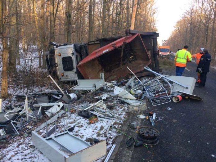 Der LKW blieb an einem Baum hängen und kippte um (Foto: Polizei RLP)