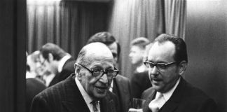 Hermann Schweppenhäuser mit Max Horkheimer in Hamburg bei einem Empfang des Nachrichtenmagazins „Spiegel“ anlässlich der Verleihung des Lessing-Preises an Horkheimer im Jahre 1971. (Foto: Archivzentrum der Universitätsbibliothek Johann Christian Senckenberg)