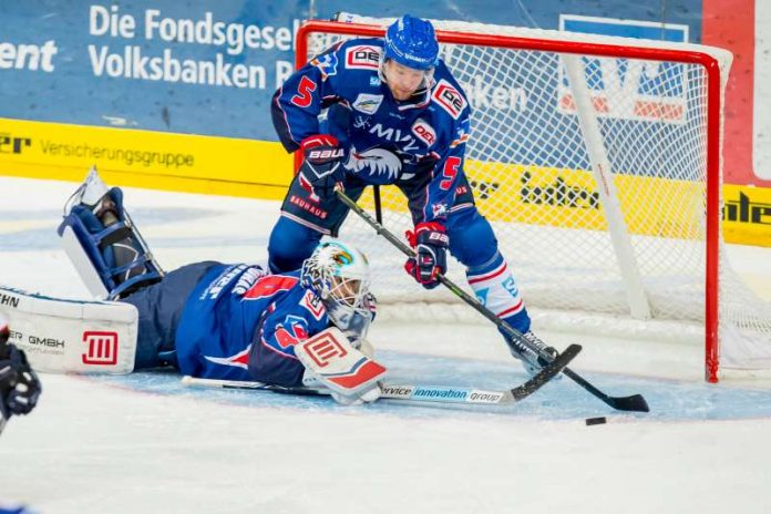 Aaron Johnson mit der Nr. 5 (Foto: Sörli Binder / AS-Sportfoto)