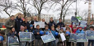 Auftakt KinderHelden Waldhof : Linn Schöllhorn nimmt dankend den Scheck von Herrn Kompp entgegen (Foto: KinderHelden)