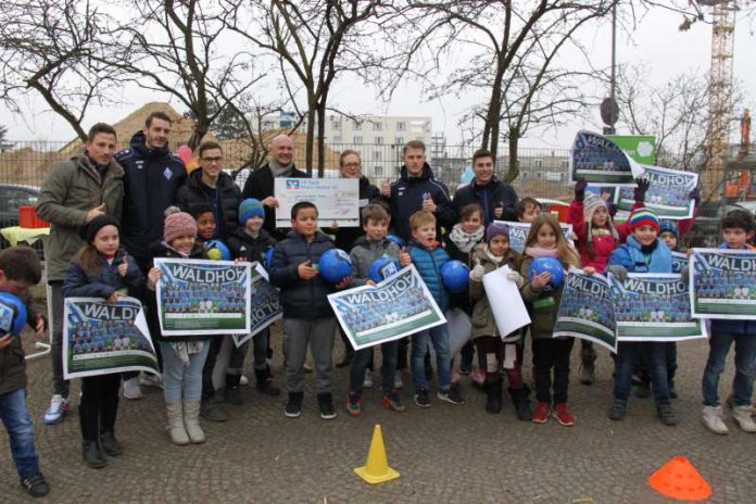 Auftakt KinderHelden Waldhof : Linn Schöllhorn nimmt dankend den Scheck von Herrn Kompp entgegen (Foto: KinderHelden)