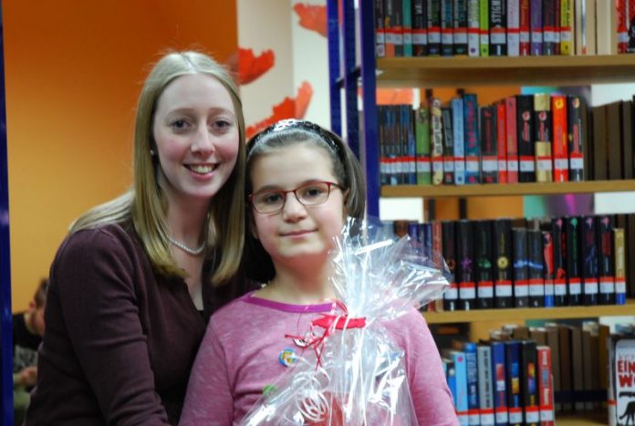 Die Gewinnerin aus Neustadt an der Weinstraße heißt Kristina Trauth, links Stadtbüchereileiterin Anna Nowosad. (Foto: Stadtverwaltung) Die Gewinnerin aus Neustadt an der Weinstraße heißt Kristina Trauth, links Stadtbüchereileiterin Anna Nowosad. (Foto: Stadtverwaltung)