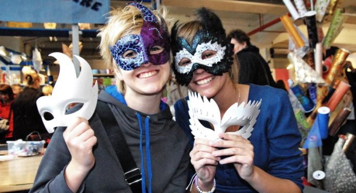 Besucherinnen (Foto: Rhein-Neckar Creativ) Besucherinnen (Foto: Rhein-Neckar Creativ)