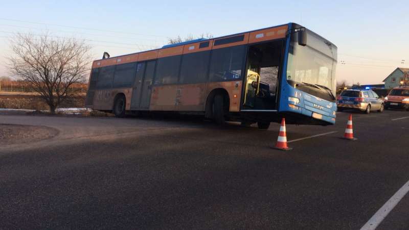 Der Bus steckte fest (Foto: Polizei RLP)