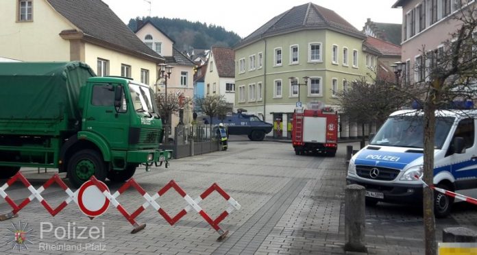 Sperrmaßnahmen in der Innenstadt von Lauterecken (Foto: Polizei RLP)