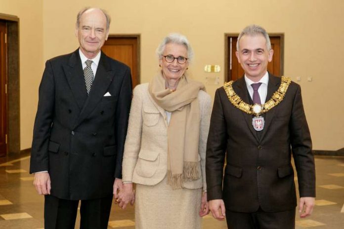 OB Peter Feldmann mit Hans-Jürgen Hellwig und Gattin (Foto: Stefanie Kösling)