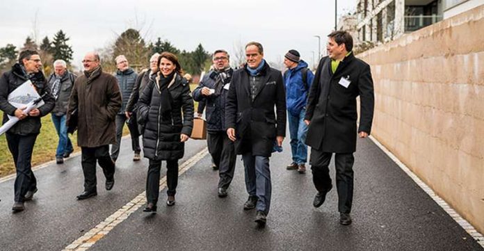 Die Parlamentarische Staatssekretärin im Bundesministerium für Umwelt, Naturschutz, Bau und Reaktorsicherheit Rita Schwarzelühr-Sutter (5.v.r.) informiert sich bei einem Rundgang mit Oberbürgermeister Dr. Würzner (3.v.r.), Erstem Bürgermeister Jürgen Odszuck (1.v.r.), Bürgermeister Hans-Jürgen Heiß (4.v.r.) über die Entwicklung der Bahnstadt. (Foto: Tobias Dittmer) Die Parlamentarische Staatssekretärin im Bundesministerium für Umwelt, Naturschutz, Bau und Reaktorsicherheit Rita Schwarzelühr-Sutter (5.v.r.) informiert sich bei einem Rundgang mit Oberbürgermeister Dr. Würzner (3.v.r.), Erstem Bürgermeister Jürgen Odszuck (1.v.r.), Bürgermeister Hans-Jürgen Heiß (4.v.r.) über die Entwicklung der Bahnstadt. (Foto: Tobias Dittmer)
