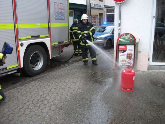 Die Propangasflasche wurde gekühlt (Foto: Feuerwehr)