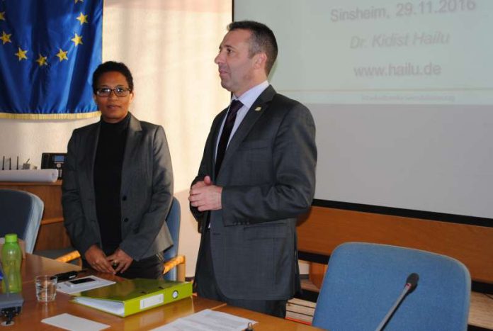 Die Trainerin Dr.Kidist Hailu und Oberbürgermeister Jörg Albrecht bei der Einführung zum Workshop „Interkulturelle Kompetenz“ (Foto: Stadt Sinsheim)