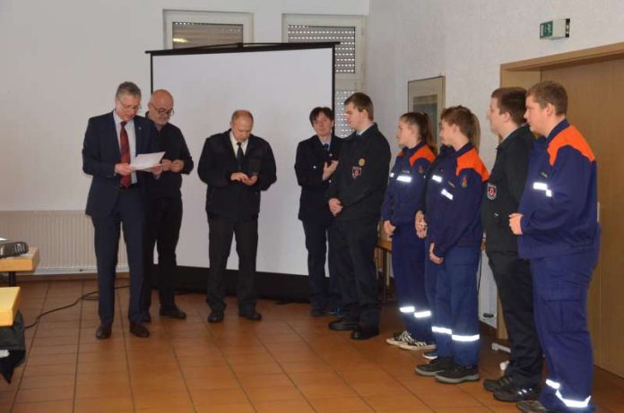 Feuerwehrdezernent Peter Kiefer überreichte Auszeichnungen (Foto: Stadt Kaiserslautern)