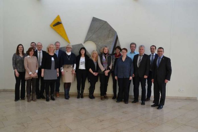 Insgesamt zehn Dienstjubiläen konnten im Sinsheimer Rathaus gefeiert werden. Personalrat, Verwaltungsspitze und Amtsleiter gratulierten herzlich. (Foto: Stadtverwaltung)