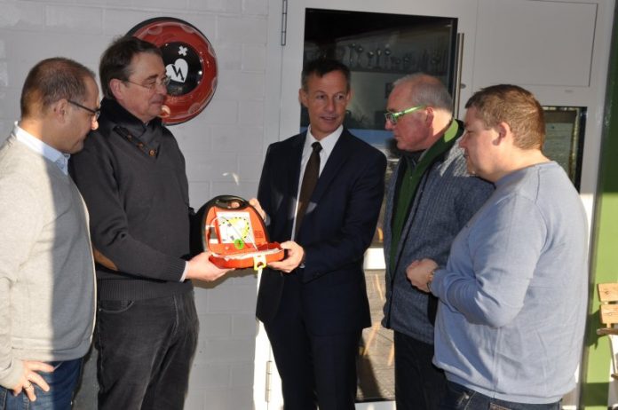 Eine Einweisung in die Handhabung des Defibrillators gab Philipp Köhler (rechts). Udo Bausch (3.v.r) bedankte sich für die Spende bei Stefan Tullius (2.v.l.) und Christoph Dietrich (links). Zweiter von rechts ist Stadionmeister Wolfgang Mohns. (Foto: Stadtverwaltung)