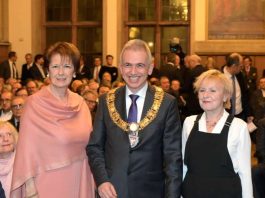 OB Peter Feldmann bei Neujahrsempfang mit Aleksandra Djordjevic und Bascha Mika (Foto: Felix Wachendörfer)