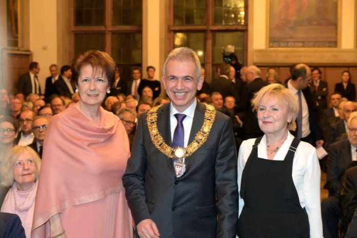 OB Peter Feldmann bei Neujahrsempfang mit Aleksandra Djordjevic und Bascha Mika (Foto: Felix Wachendörfer)