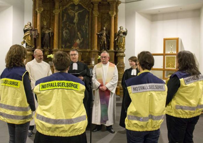 Einführung der neuen Notfallseelsorger in Mainz (Foto: Evangelisches Dekanat Mainz) Einführung der neuen Notfallseelsorger in Mainz (Foto: Evangelisches Dekanat Mainz)