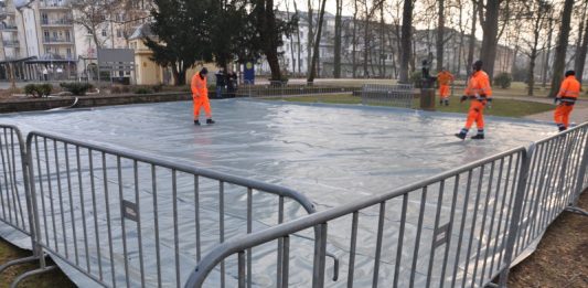 Der Bauhof hatte im Kurpark die Eisbahn schnell verlegt. Auf die Folie kommen nach 25 Kubikmeter Wasser (Foto: Bamshad Amani)