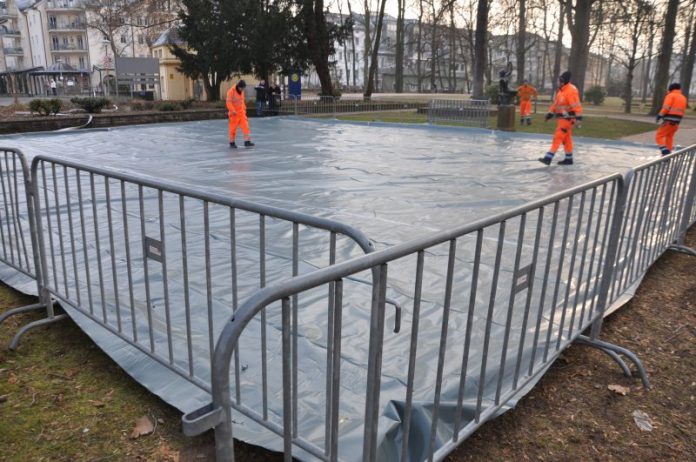 Der Bauhof hatte im Kurpark die Eisbahn schnell verlegt. Auf die Folie kommen nach 25 Kubikmeter Wasser (Foto: Bamshad Amani)