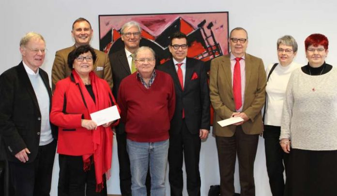 Oberbürgermeister Jochen Partsch (6.v.r.) und Matthias W. Send (ENTEGA, 4.v.r.) überreichen eine Spenden an den Verein für krebskranke und chronisch kranke Kinder und die Aktiven Senioren Wixhausen. (Foto: ENTEGA)