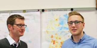 Felix Fischer (r.) absolviert bei der Weinheimer Wirtschaftsförderung den Praxisteil seines Dualen Studiums in BWL (Foto: Stadt Weinheim)