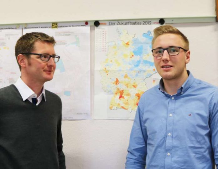 Felix Fischer (r.) absolviert bei der Weinheimer Wirtschaftsförderung den Praxisteil seines Dualen Studiums in BWL (Foto: Stadt Weinheim)