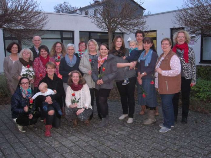 Abschluss-Gruppenfoto der Teilnehmerinnen und Fachkräfte (Foto: Kreisverwaltung)