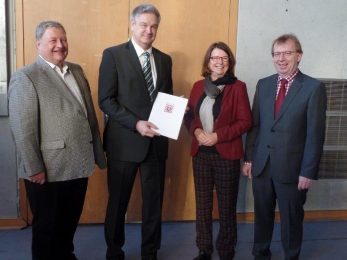 Bescheidübergabe (Foto: Stadt Viernheim) Bescheidübergabe (Foto: Stadt Viernheim)