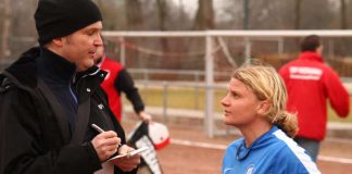 Hannes Blank im Gespräch mit Tanja Coblenzer, ehemals Stürmerin beim Karlsruher SC, auf dem Platz des TSV Neckarau in Mannheim (Foto: Bernd Attner)