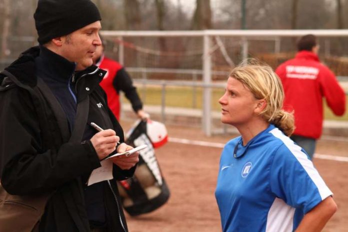 Hannes Blank im Gespräch mit Tanja Coblenzer, ehemals Stürmerin beim Karlsruher SC, auf dem Platz des TSV Neckarau in Mannheim (Foto: Bernd Attner)