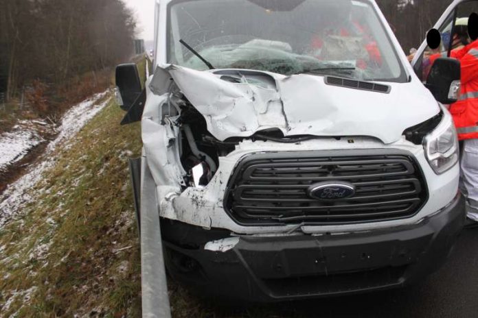 Eines der unfallbeschädigten Fahrzeuge (Foto: Polizei RLP)