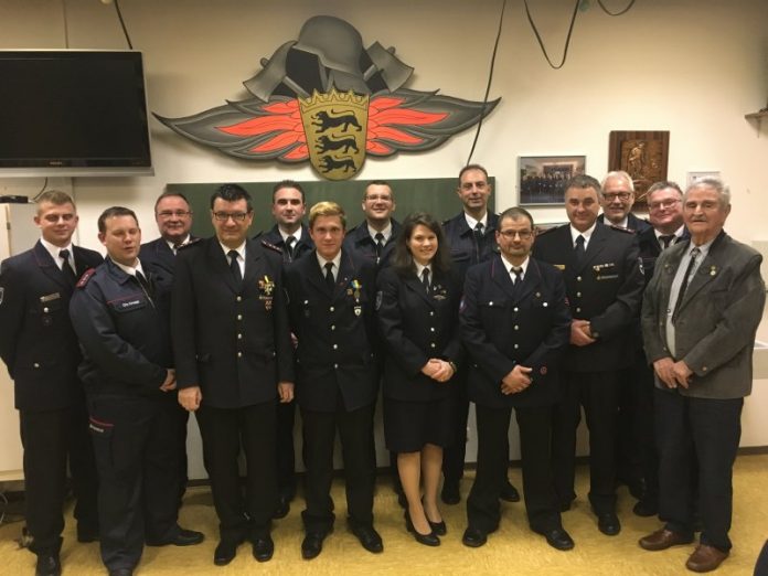 Links die Führung der Abteilung Sulzbach Christian Knapp und Florian Fath, in der Mitte die Geehrten und rechts Feuerwehrkommandant Reinhold Albrecht mit seinen Stellvertretern sowie Hans Mazur (Vertretung für Orstvorsteher Frank Eberhardt). (Foto: Ralf Mittelbach)