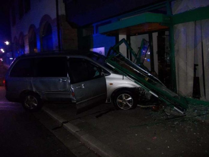 Es entstand hoher Sachschaden (Foto: Polizei)