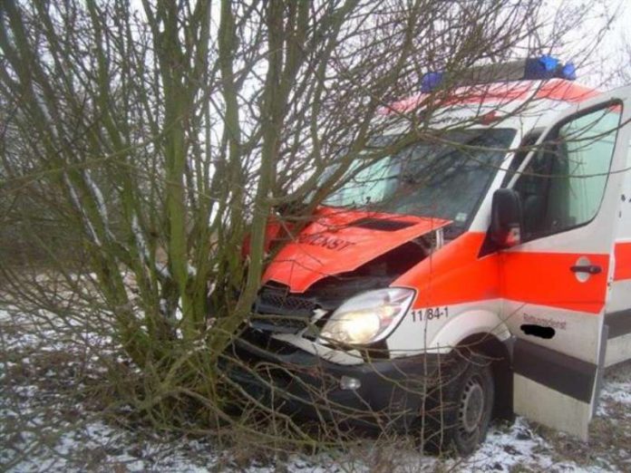 Das verunfallte Rettungsdienstfahrzeuge (Foto: Poliizei RLP)