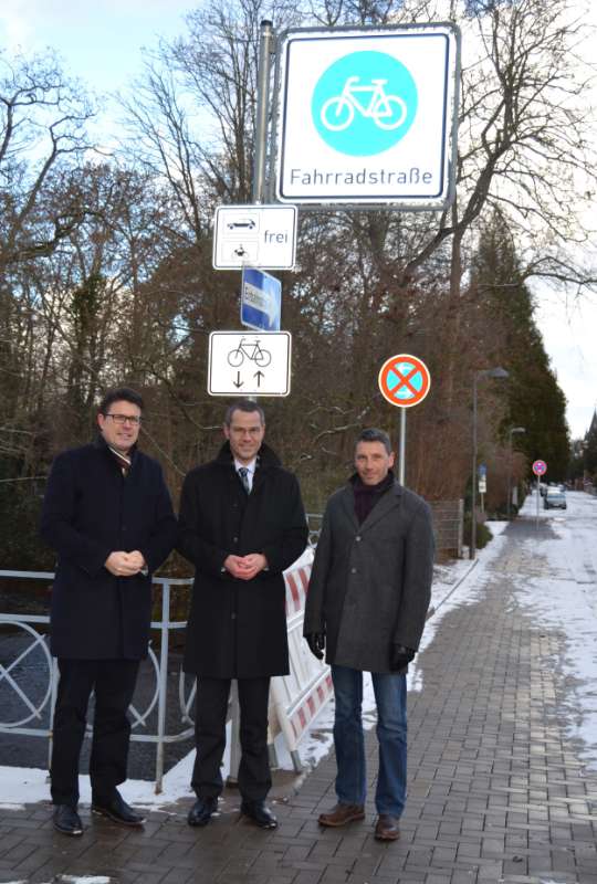 Bürgermeister und Verkehrsdezernent Dr. Maximlian Ingenthron, der Bürgermeister der Verbandsgemeinde Landau-Landau, Thorsten Blank (l.), und der Leiter der Abteilung Mobilität und Verkehrsinfrastruktur des Stadtbauamts, Ralf Bernhard (r.), bei der Verkehrsfreigabe der An 44. (Foto: Stadt Landau in der Pfalz)