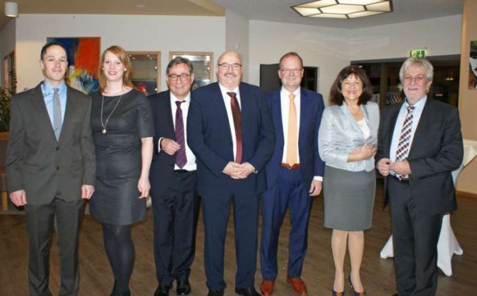 Landrätin Theresia Riedmaier und die Kreisbeigeordneten Marcus Ehrgott, Helmut Geißer und Bernd E. Lauerbach (v.r.n.l.) begrüßen die Gäste beim Neujahrsempfang. Hier auf dem Foto die „besonderen Gäste“ Sebastian Geißert mit seiner Frau (links) und Bürgermeister Hermann Bohrer (rechts; VG Bad Bergzabern). (Foto: Kreisverwaltung SÜW)