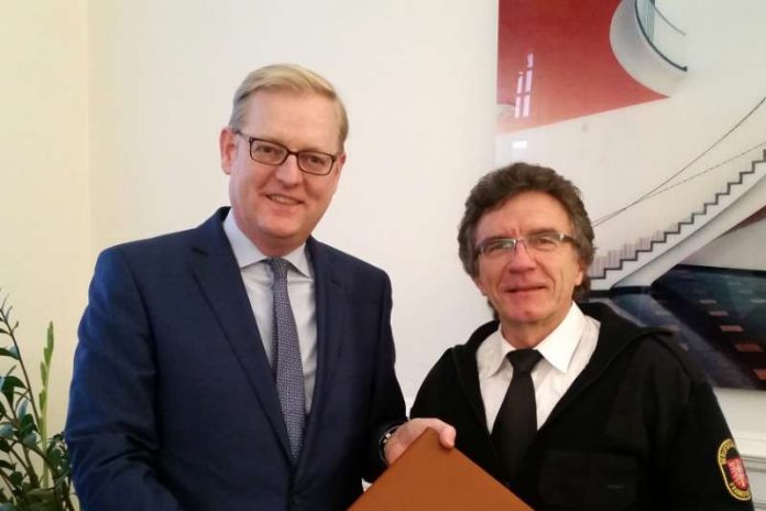 Stadtrat Markus Frank mit dem Leiter der Branddirektion, Prof. Reinhard Ries (Foto: Stadt Frankfurt)