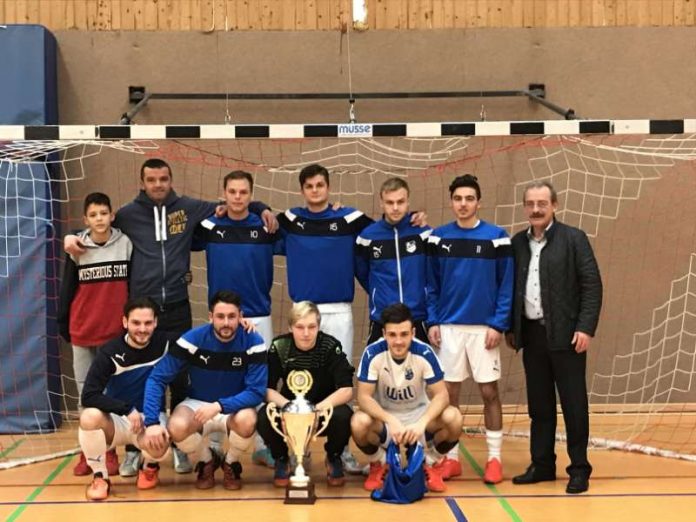 Die Sieger des Verbandsgemeinde-Hallenfußballturniers: FSV Freimersheim mit Bürgermeister Olaf Gouasé (rechts) (Foto: Verbandsgemeinde Edenkoben)