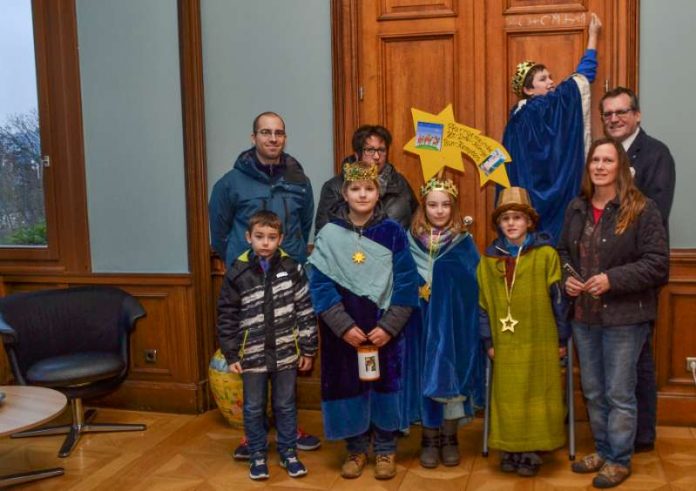 Die Sternsinger der Dreikönigspfarrei Bingen Kempten besuchen Oberbürgermeister Thomas Feser (Bastian Hammer, Vinzenz Bungert, Leana Hammer, Max Roth- schenk und Elias Winternheimer mit ihren Begleitern Barbara Winternheimer, Chris- tian Hammer und Christiane Rothschenk) (Foto: Stadt Bingen)