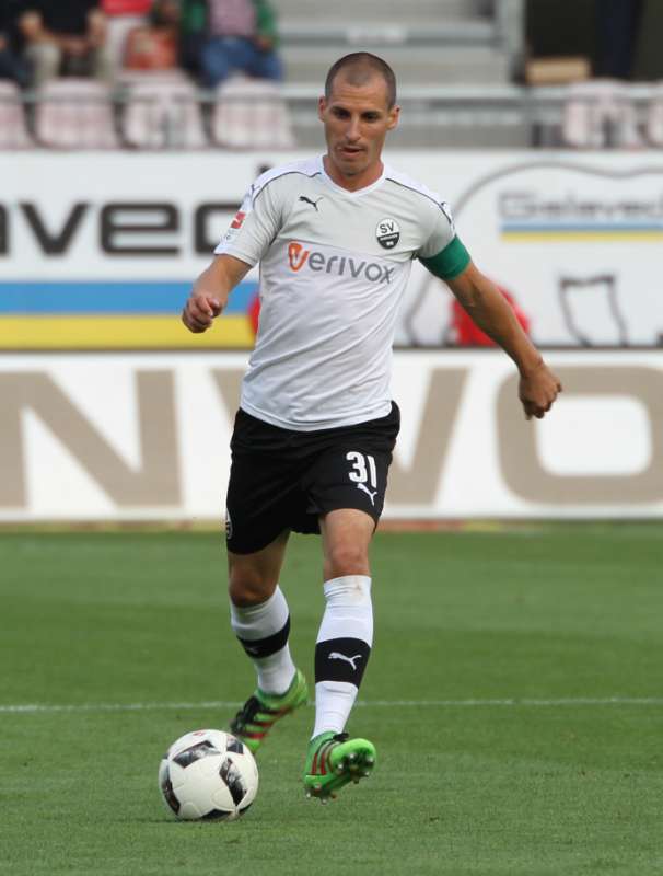 Kapitän Stefan Kulovits bleibt bis 2018 für den SV Sandhausen am Ball. (Foto: SVS)