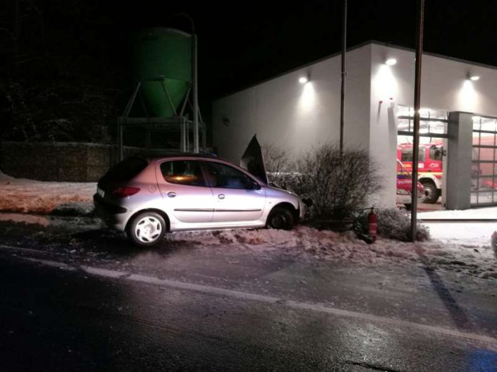 Verkehrsunfall am Feuerwehrhaus Oberflockenbach (Foto: Feuerwehr Weinheim)