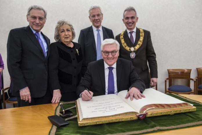 Eintrag ins Goldene Buch der Stadt: Frank-Walter Steinmeier, Oberbürgermeister Peter Feldmann, Ida Bubis, Volker Hauff, Salomon Korn (Foto: Heike Lyding) Eintrag ins Goldene Buch der Stadt: Frank-Walter Steinmeier, Oberbürgermeister Peter Feldmann, Ida Bubis, Volker Hauff, Salomon Korn (Foto: Heike Lyding)