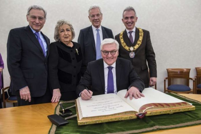 Eintrag ins Goldene Buch der Stadt: Frank-Walter Steinmeier, Oberbürgermeister Peter Feldmann, Ida Bubis, Volker Hauff, Salomon Korn (Foto: Heike Lyding)