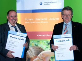Die Studiendirektoren Helmut Linn und Günter Foltz erhielten die Ehrennadel in Gold (Foto: BBS)