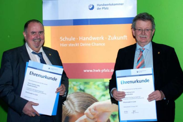 Die Studiendirektoren Helmut Linn und Günter Foltz erhielten die Ehrennadel in Gold (Foto: BBS) Die Studiendirektoren Helmut Linn und Günter Foltz erhielten die Ehrennadel in Gold (Foto: BBS)