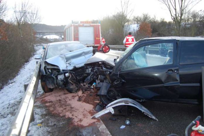 Verkehrsunfall auf der B 48 (Foto: Polizei RLP) Verkehrsunfall auf der B 48 (Foto: Polizei RLP)