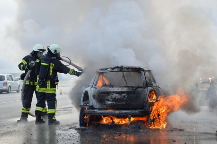 Der PKW brannte aus (Foto: Tibor Czemmel , Feuerwehr)