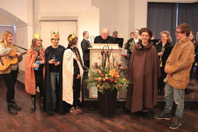 Diözesanadministrator Dietmar Giebelmann beim Neujahrsempfang den Sternsingern des Pfadfinderstammes St. Willigis der Pfarrei St. Georg in Mainz-Bretzenheim für ihre Segenswünsche. (Foto: Bistum Mainz / Blum)