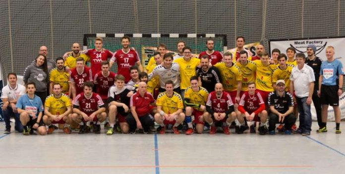 Zwei Teams, ein Ziel - Fabian Pozywio (mittlere Reihe, rechts neben Roko Peribonio) und seiner Familie zu helfen. (Foto: Kerstin Zielke)