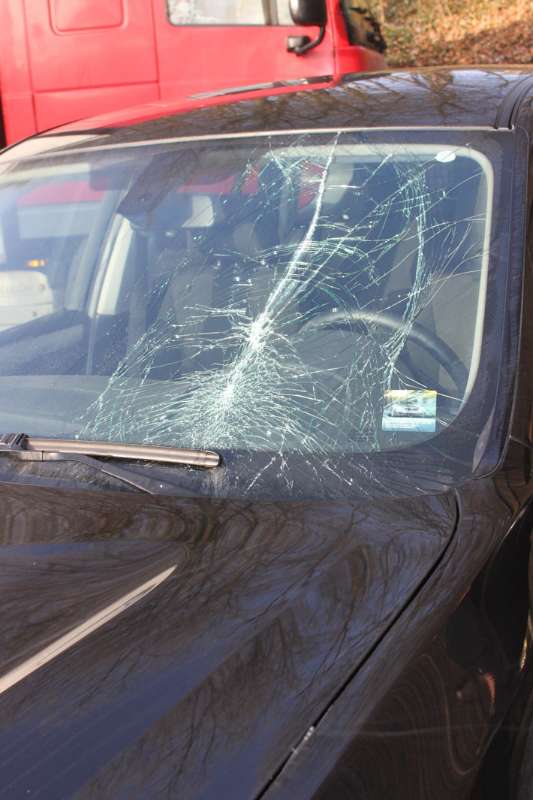 Beschädigte Windschutzscheibe (Foto: Polizei RLP)